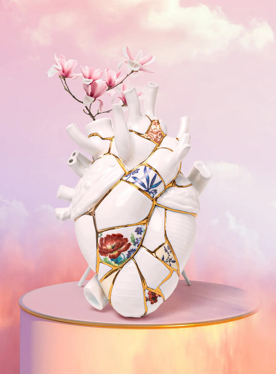 Vase Love in Bloom Kintsugi Seletti : un vase en porcelaine et or véritable signé Marcantonio.