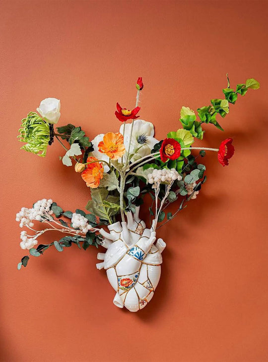 Vase Love in Bloom Kintsugi Seletti : un vase design en cœur sublimé par de véritables détails en or.