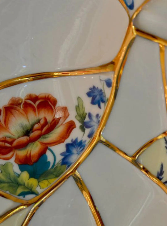 Vase Love in Bloom Kintsugi Seletti : une création iconique qui unit poésie, porcelaine et or véritable.