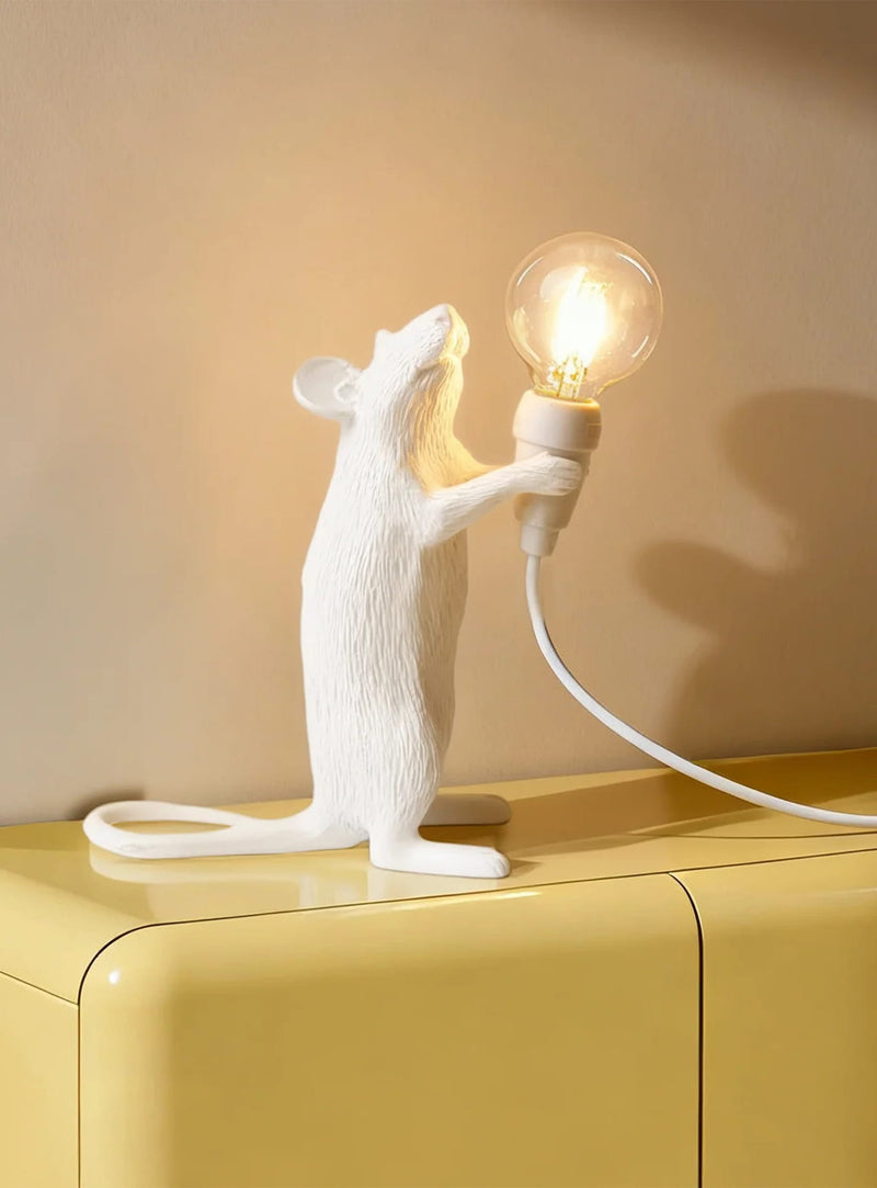 Lampe de table Souris debout de Seletti : une souris lumineuse signée Marcantonio.