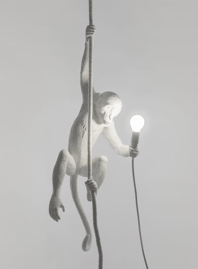 Lampe suspendue Singe Seletti : un singe blanc et lumineux, plein de fantaisie.