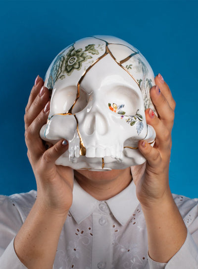Crâne Kintsugi Seletti : porcelaine blanche et or 24K, beauté des cicatrices.