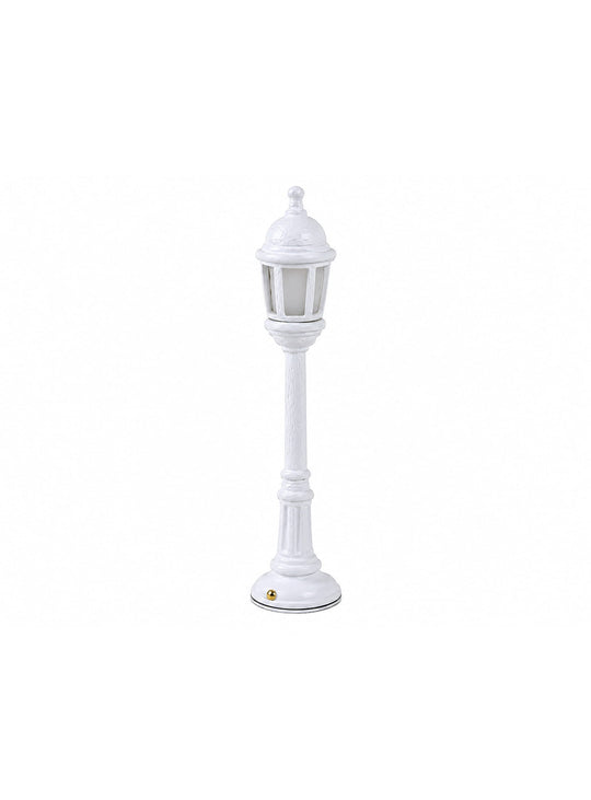 Lampe de table Street Lamp Seletti : un lampadaire miniature au design vintage. blanc