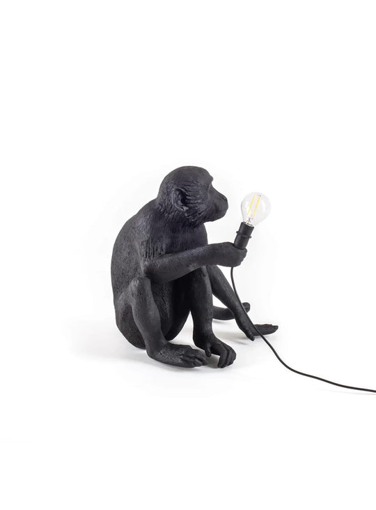 Lampe de table Monkey Seletti : luminaire design noir pour terrasse ou salon. Singe assis noir