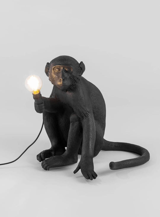 Lampe de table Monkey Seletti : luminaire singe assis noir pour intérieur et extérieur design.