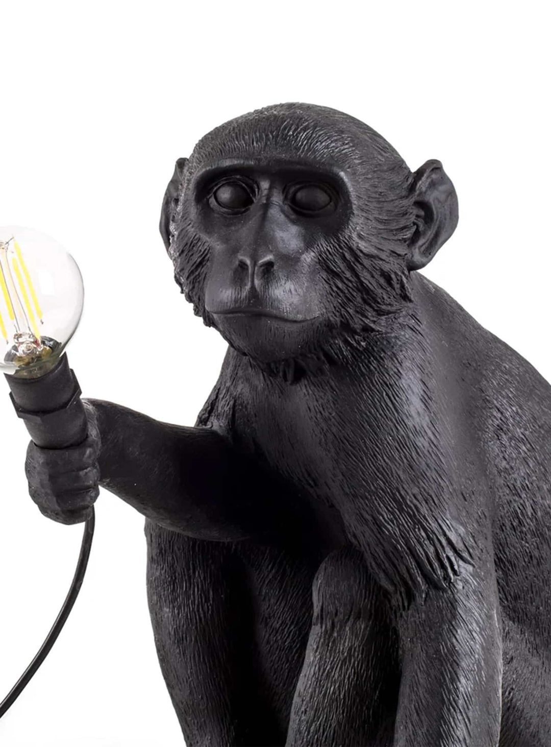 Lampe de table Monkey Seletti : sculpture lumineuse pour ambiance jungle chic. Singe assis noir