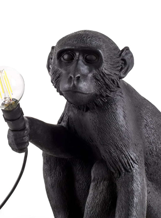 Lampe de table Monkey Seletti : sculpture lumineuse pour ambiance jungle chic. Singe assis noir