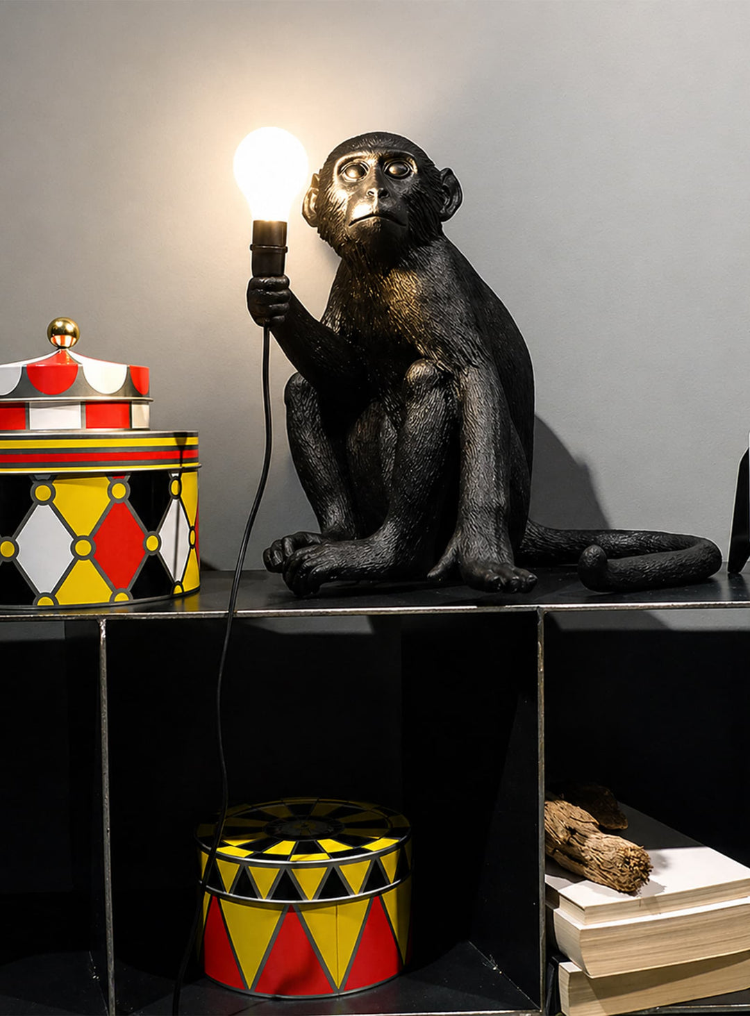Lampe de table Monkey Seletti : lampe design résistante à l’eau pour tous vos espaces. Singe assis noir