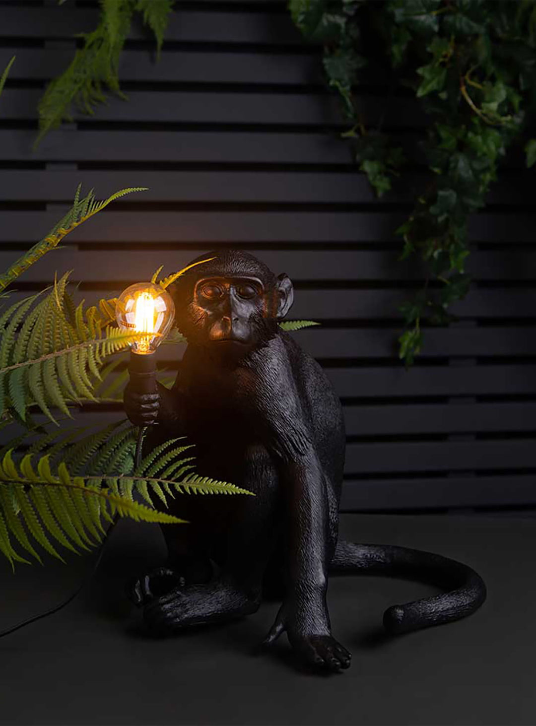 Lampe de table Monkey Seletti : luminaire singe assis noir pour déco originale et élégante.