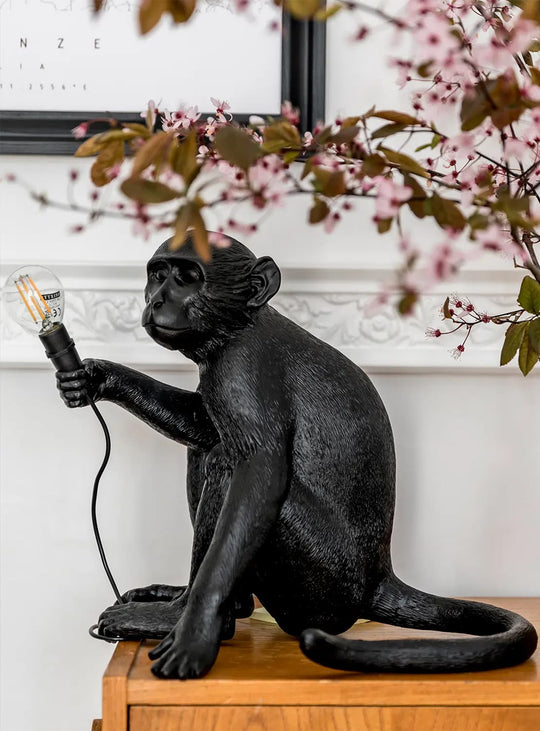 Lampe de table Monkey Seletti : éclairage LED pour intérieur et extérieur tendance. Singe assis noir