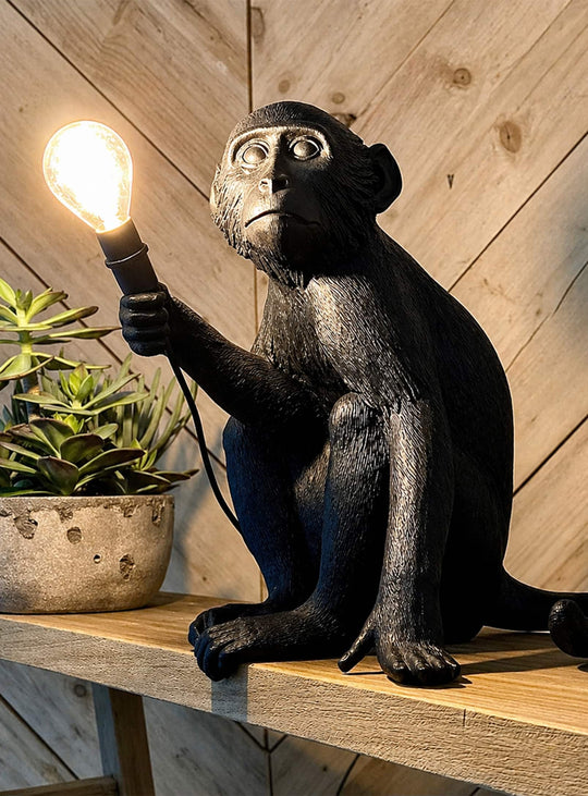 Lampe de table Monkey Seletti : luminaire noir chic pour ambiance chaleureuse. Singe assis noir