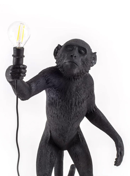 Lampe de table Monkey Seletti : lampe singe noire étanche pour une déco originale. Singe debout, noir