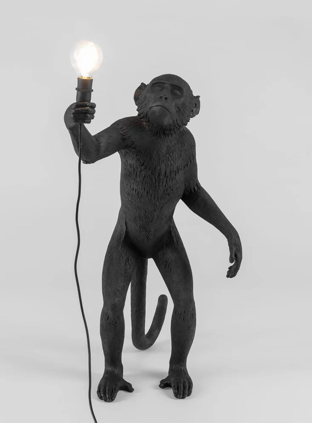 Lampe de table Monkey Seletti : luminaire singe noir design pour intérieur et extérieur. Singe debout, noir