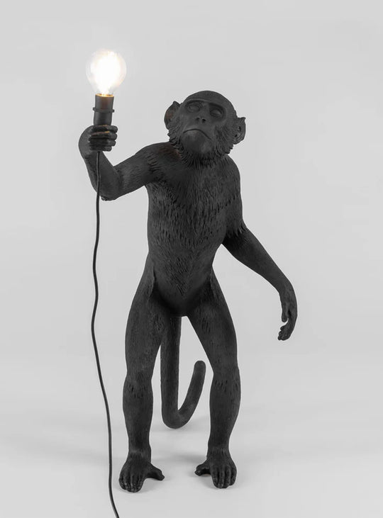 Lampe de table Monkey Seletti : luminaire singe noir design pour intérieur et extérieur. Singe debout, noir