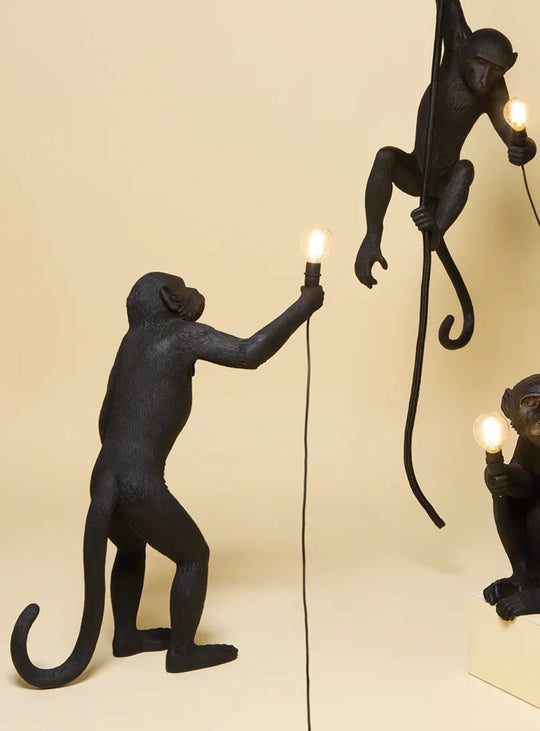 Lampe de table Monkey Seletti : lampe singe noire étanche pour une déco originale. Singe debout, noir