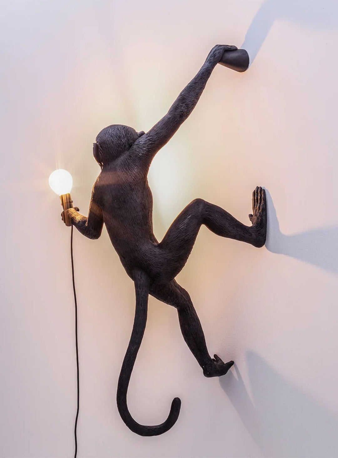 Lampe murale Seletti Singe agrippé : une création design en forme de singe pour une ambiance unique. brad droit