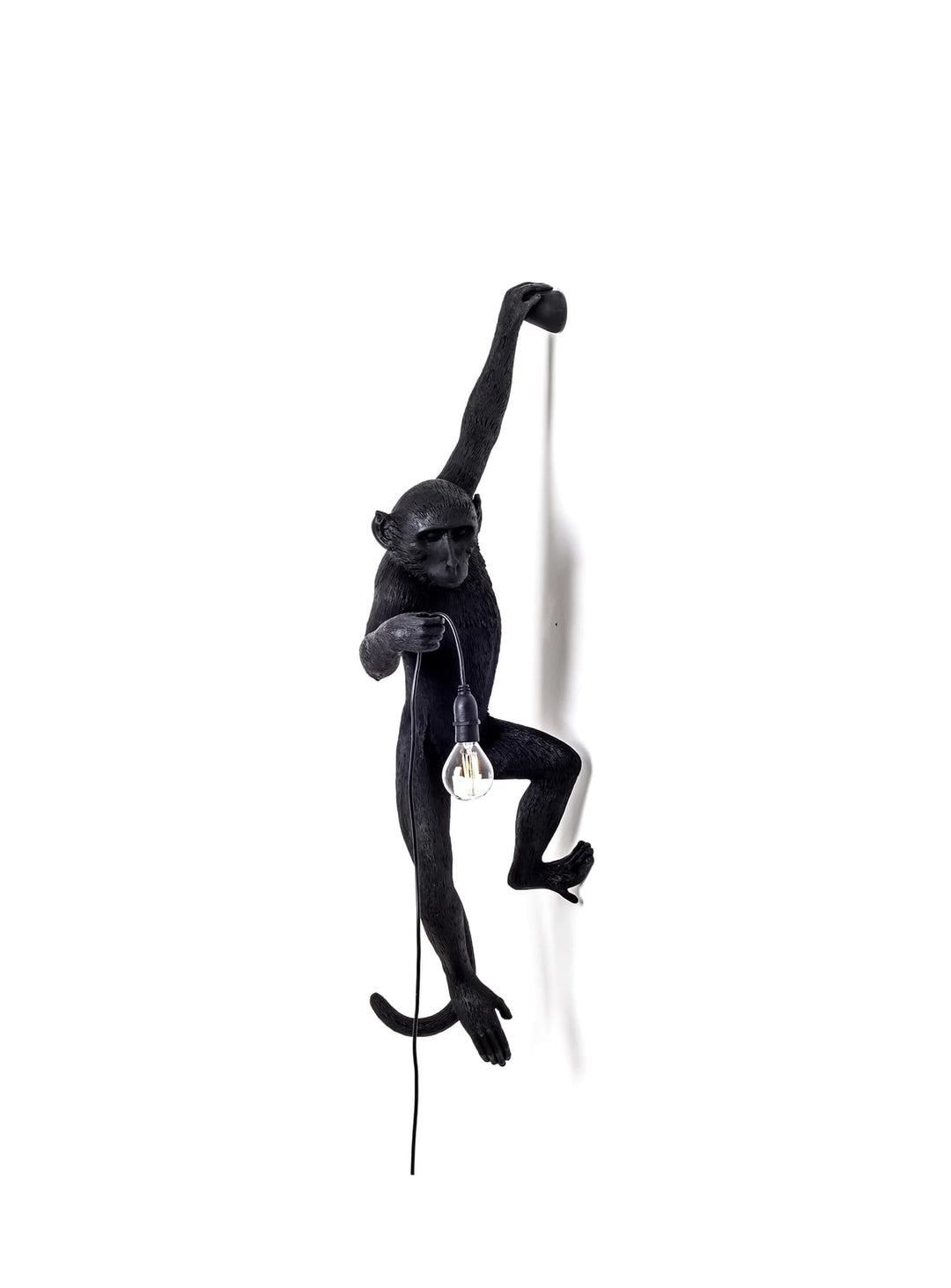 Lampe murale Monkey Seletti : luminaire singe LED pour une ambiance chaleureuse dedans dehors. Singe agrippé, bras gauche