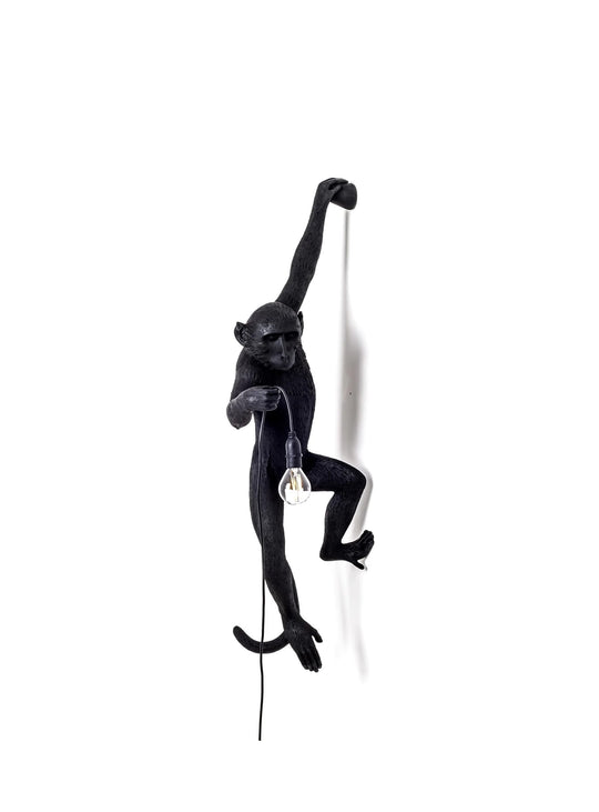 Lampe murale Monkey Seletti : luminaire singe LED pour une ambiance chaleureuse dedans dehors. Singe agrippé, bras gauche