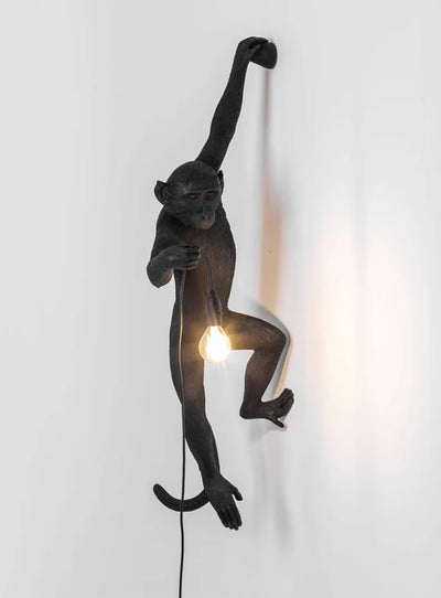 Lampe murale Monkey Seletti : luminaire singe design pour intérieur et extérieur avec éclairage LED. Singe agrippé, bras gauche