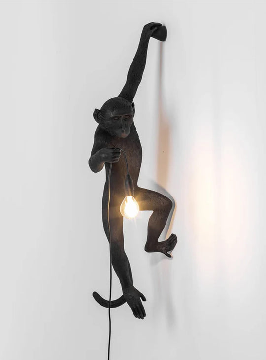Lampe murale Monkey Seletti : luminaire singe design pour intérieur et extérieur avec éclairage LED. Singe agrippé, bras gauche