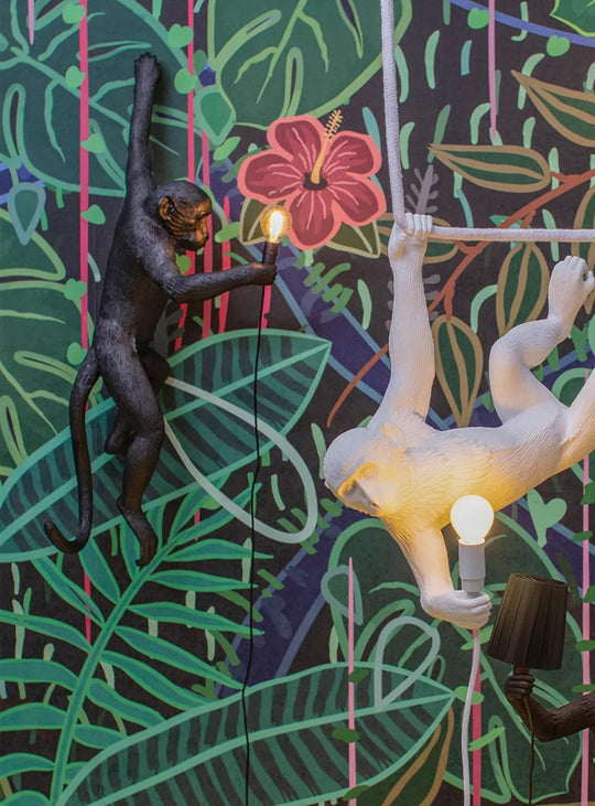 Lampe murale Monkey Seletti : luminaire résistant à l’eau pour une déco jungle chic. Singe agrippé, bras gauche