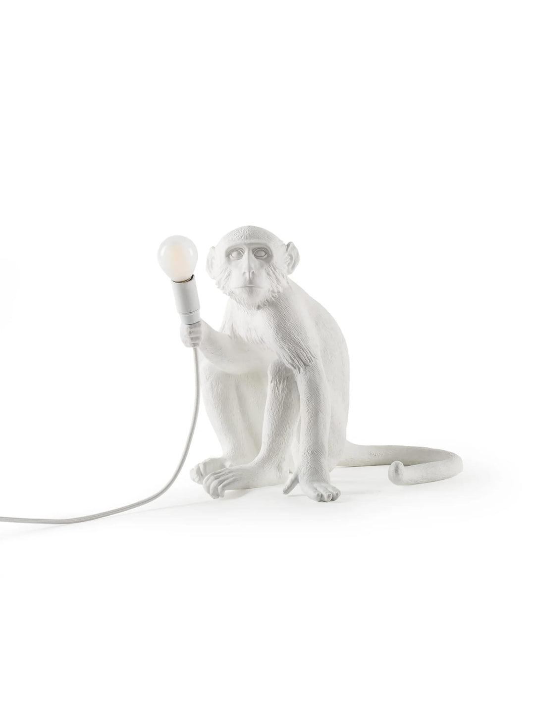 Lampe de table Monkey Seletti : sculpture lumineuse pour ambiance jungle chic. Singe assis blanc