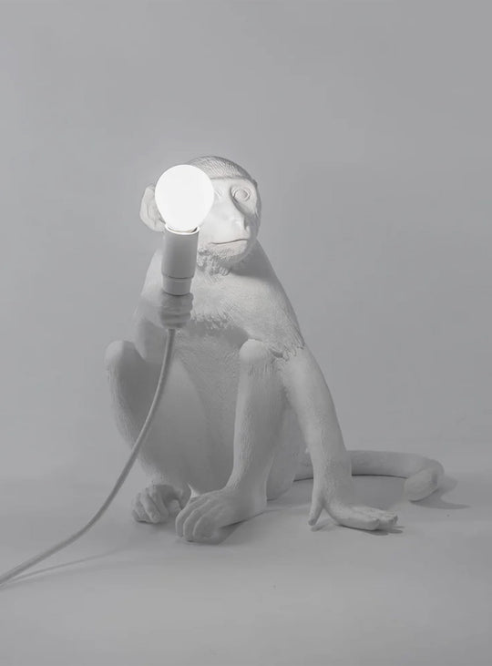 Lampe de table Monkey Seletti : luminaire singe assis blanc pour une déco design et originale.