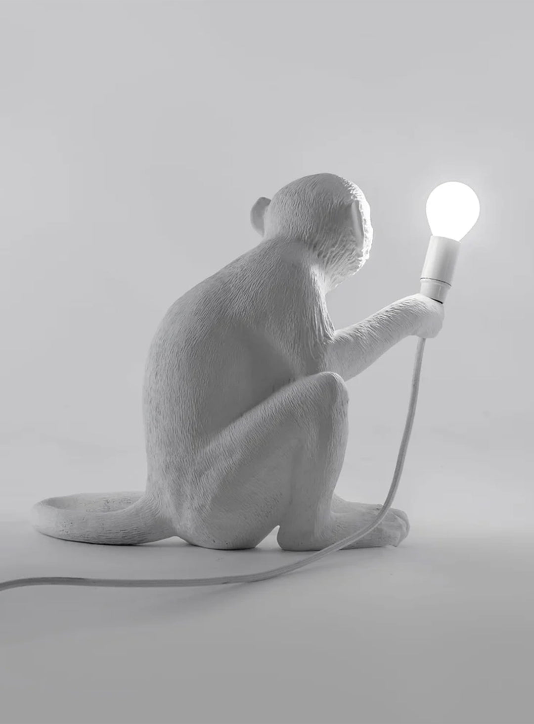Lampe de table Monkey Seletti : luminaire singe assis blanc pour intérieur moderne et élégant.