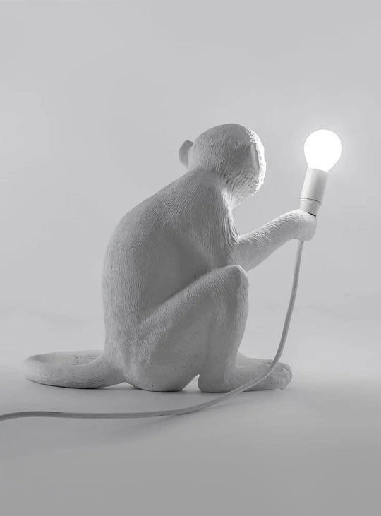 Lampe de table Monkey Seletti : luminaire singe assis blanc pour intérieur moderne et élégant.