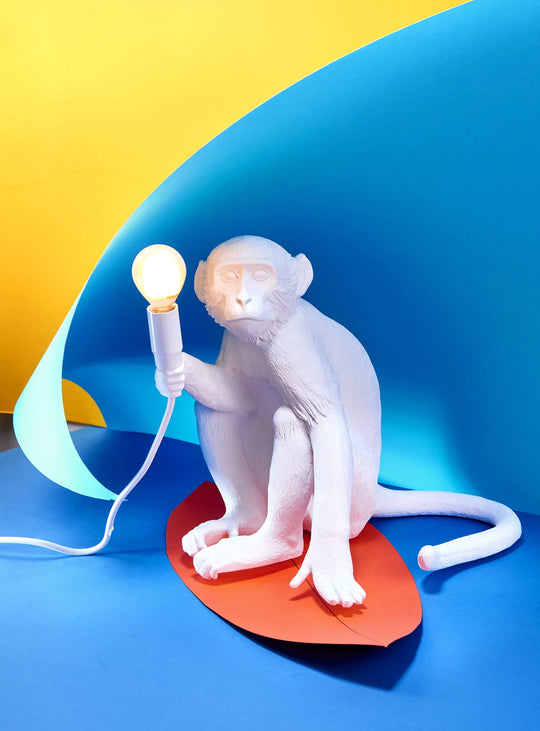 Lampe de table Monkey Seletti : éclairage LED doux pour une ambiance chaleureuse. Singe assis blanc