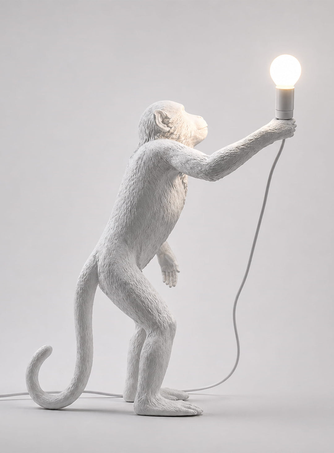 Lampe de table Monkey Seletti : luminaire design singe pour intérieur moderne et tendance. Singe debout, blanc