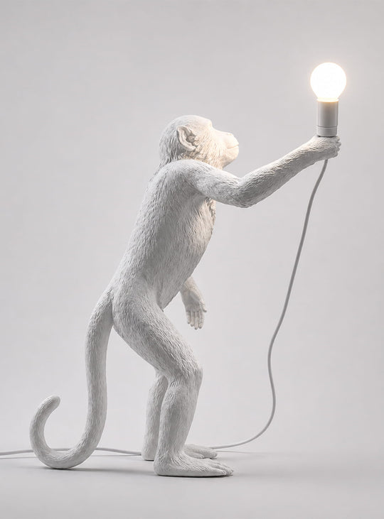Lampe de table Monkey Seletti : luminaire design singe pour intérieur moderne et tendance. Singe debout, blanc