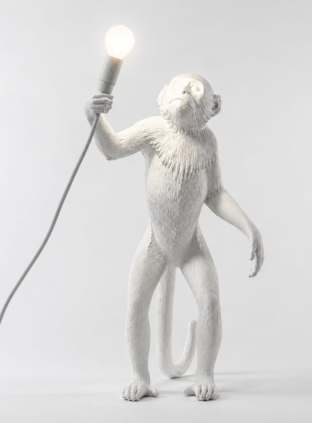 Lampe de table Monkey Seletti : luminaire singe design en résine blanche pour une déco originale. Singe debout, blanc