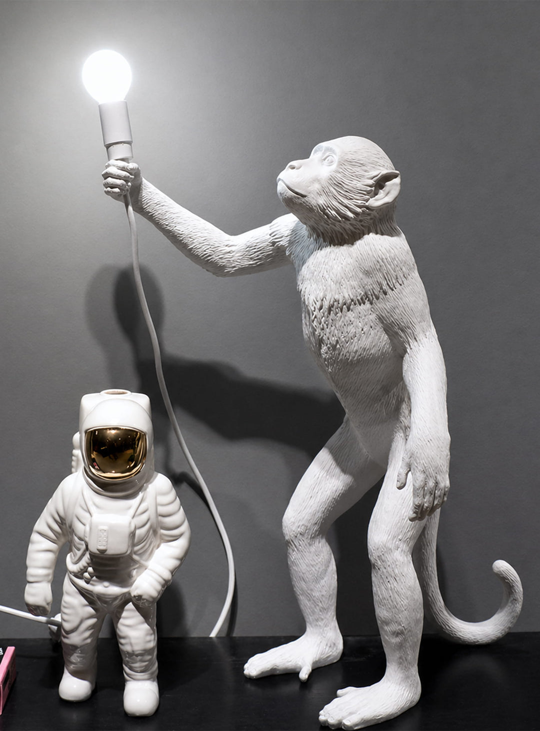 Lampe de table Monkey Seletti : éclairage LED chaleureux avec design artistique unique. Singe debout, blanc