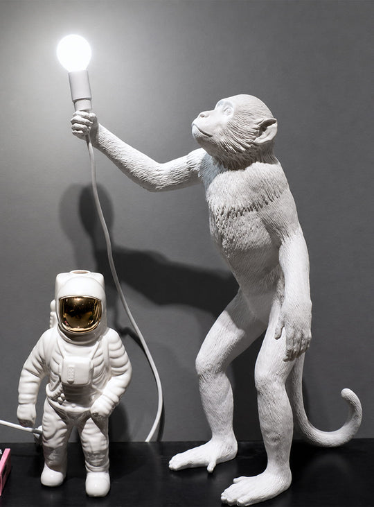 Lampe de table Monkey Seletti : éclairage LED chaleureux avec design artistique unique. Singe debout, blanc