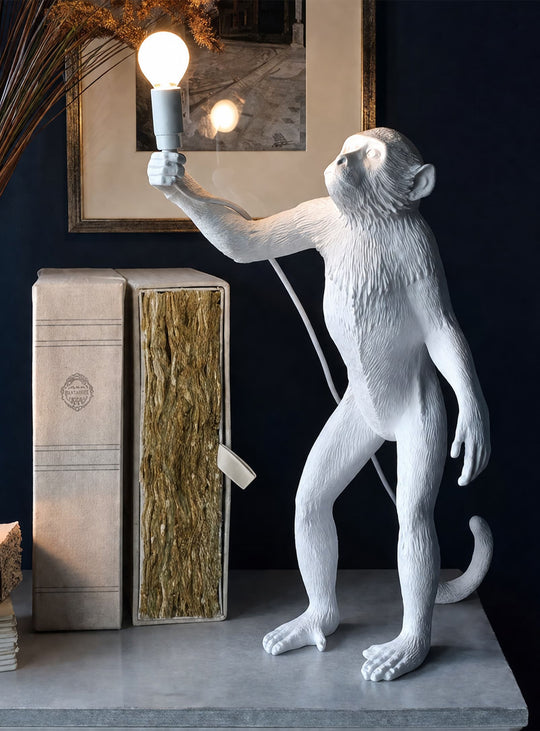 Lampe de table Monkey Seletti : luminaire décoratif pour une ambiance cosy et originale. Singe debout, blanc