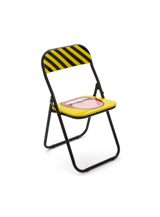 Chaise pliante Blow Tongue de Seletti design pop art bouche graphique.