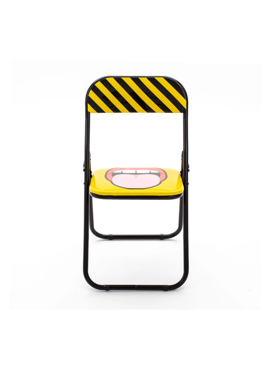 Chaise pliante Blow Tongue de Seletti assise jaune audacieuse et fun.