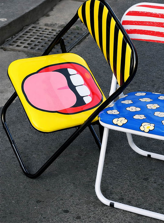 Chaise pliante Blow Tongue de Seletti design pop art bouche graphique.