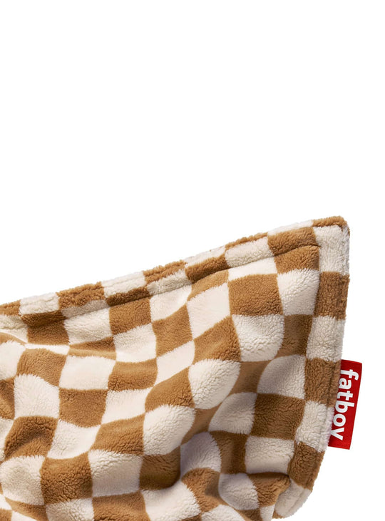 Pouf Slim Teddy Chess intérieur, silhouette fine et motif graphique affirmé. amande et crème