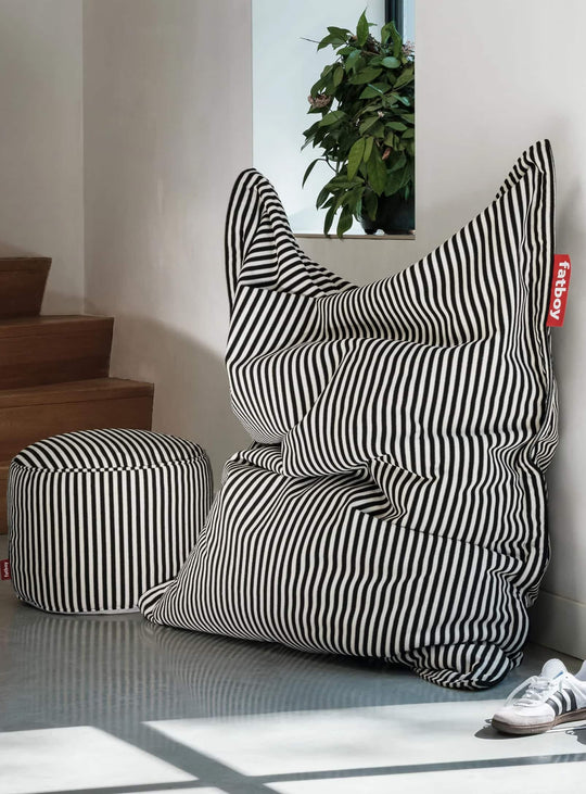 Pouf Slim Terry compact en tissu éponge, confort enveloppant et esprit cocooning. noir et crème