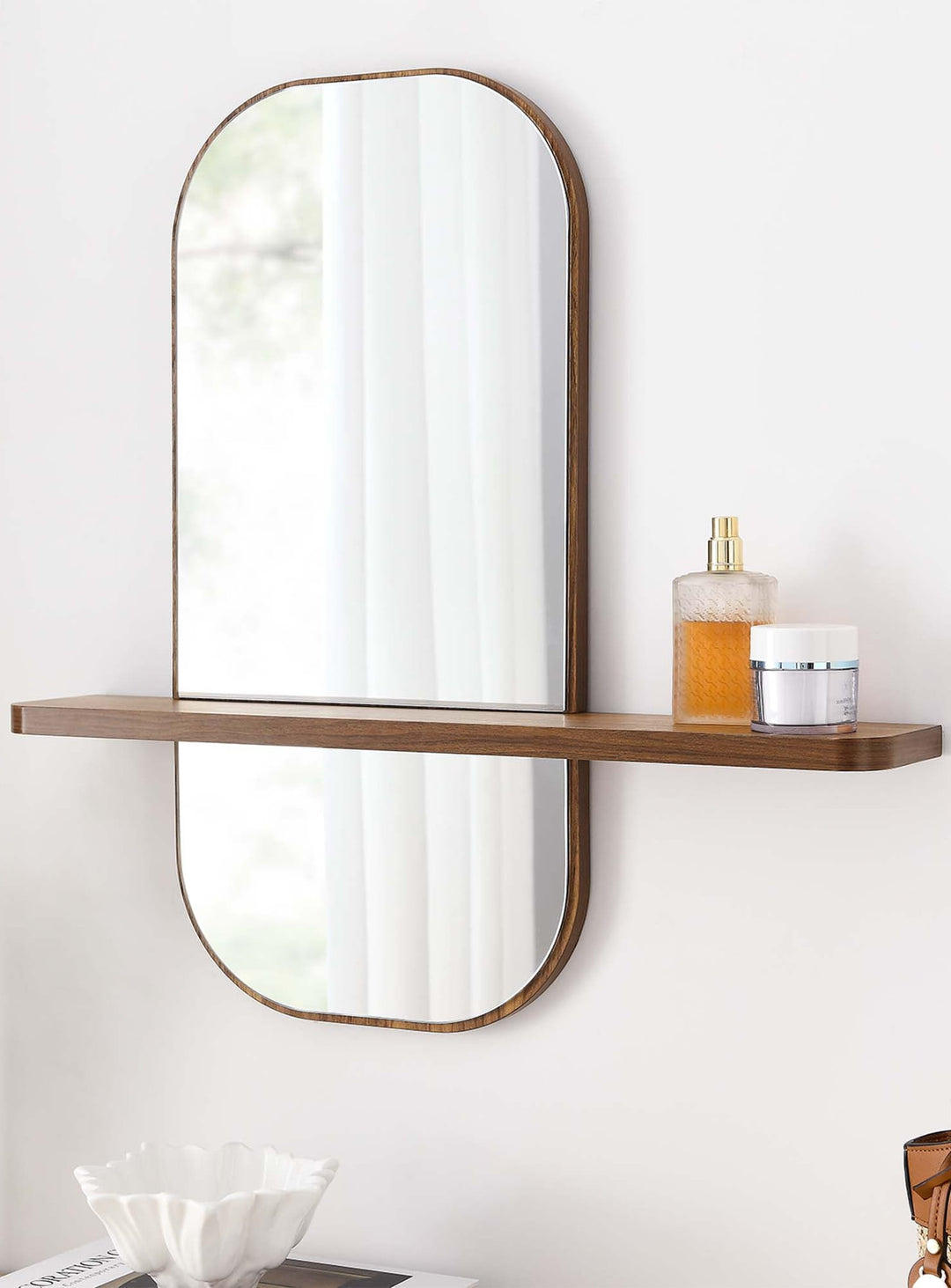 Miroir Solstice au design élégant, avec étagère intégrée pour un rangement pratique. noyer