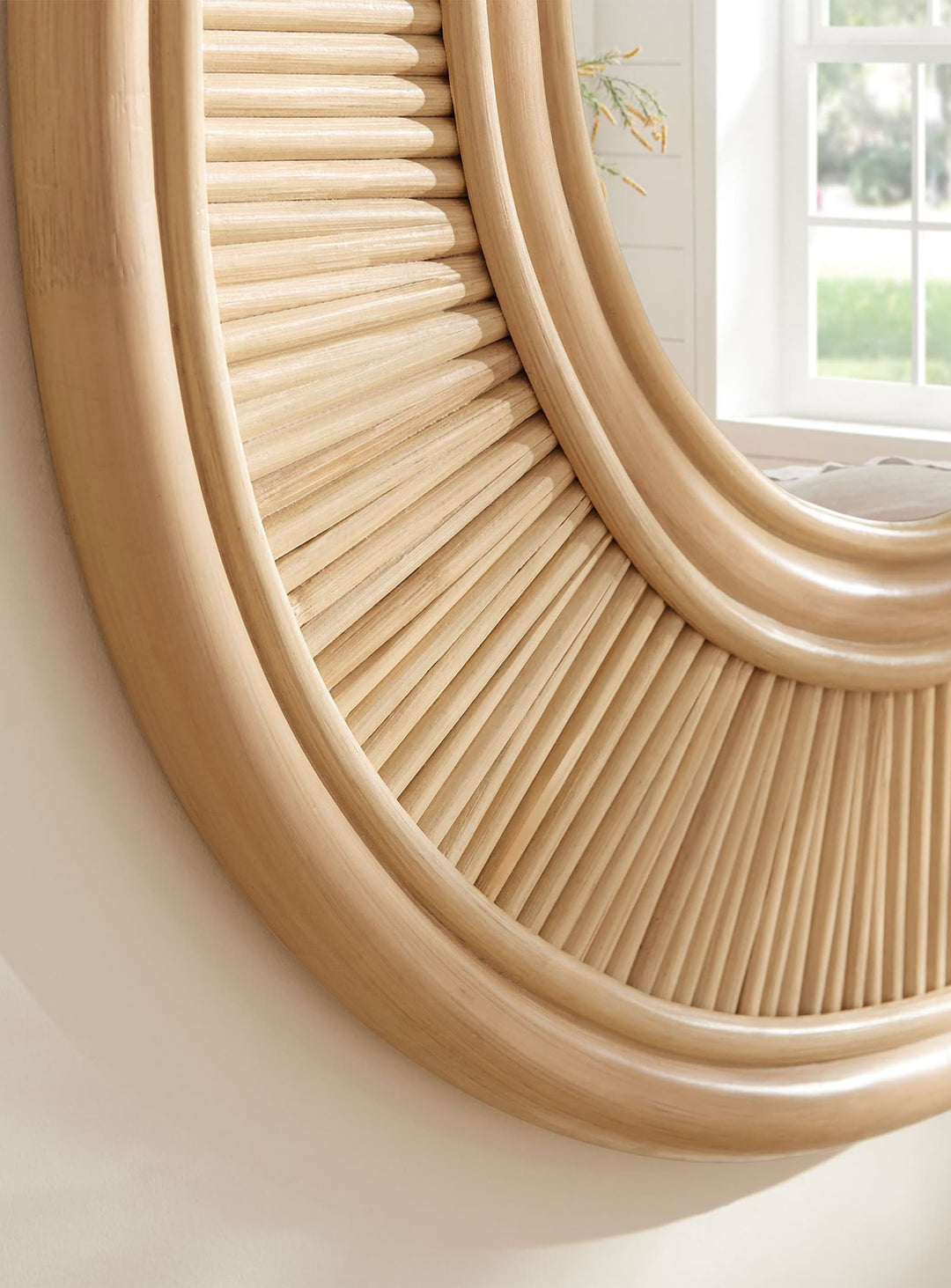 Miroir Sovana : rotin tressé et fluidité pour un intérieur apaisé.