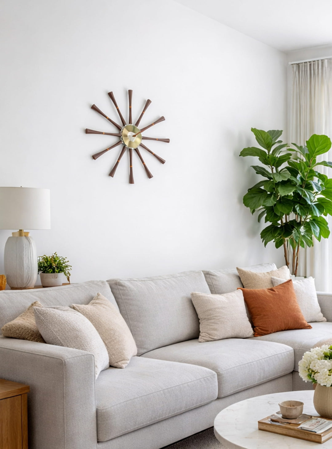 Horloge Spindle, design mid-century léger et élégant en bois sculpté. noyer