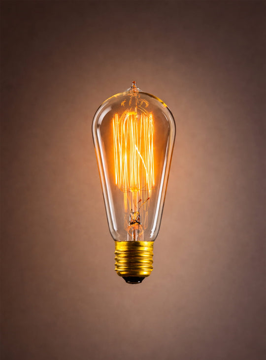 Ampoule rétro ST64 design vintage avec lumière douce et charme intemporel.