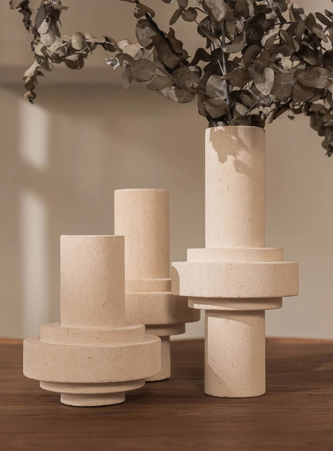 Le vase Stone apporte une touche brute et authentique à votre décoration intérieure.