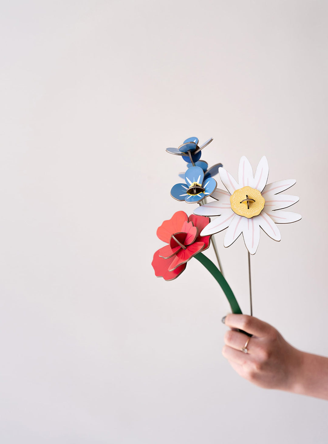 Fleur 3D Bouquet Durable Studio Roof, une décoration en carton recyclé pour créer un bouquet qui dure. myosotis