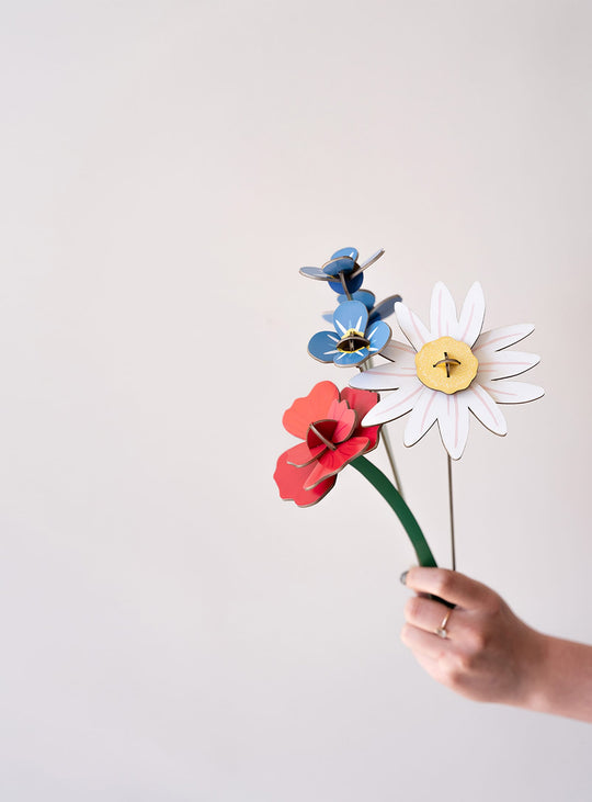 Fleur 3D Bouquet Durable Studio Roof, une décoration en carton recyclé pour créer un bouquet qui dure. myosotis