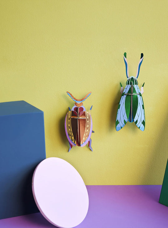 Insecte mural Sauterelle Jade Studio Roof en carton recyclé, léger, coloré et facile à assembler.