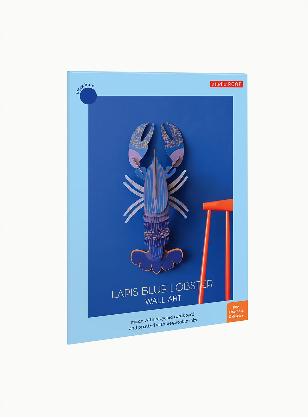 Décoration murale Homard bleu Studio Roof, une pièce poétique aux tons bleus profonds et métallisés.